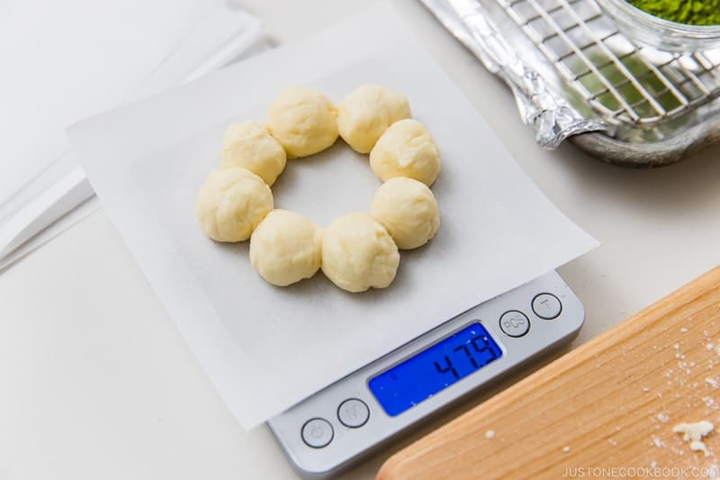 Each Pon de Ring should weigh about 40 grams (8 balls at 5 g each).