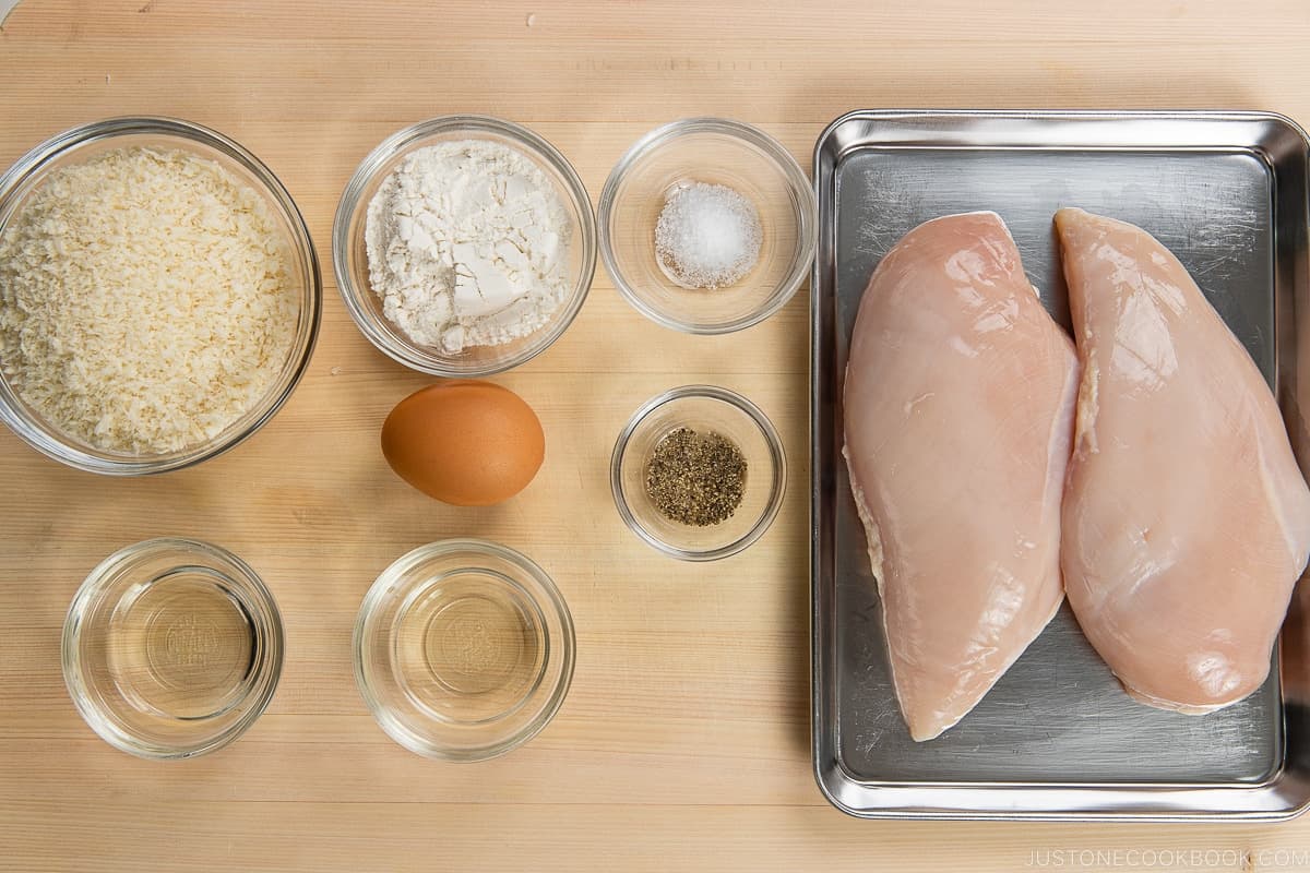 Gather all the ingredients. Adjust an oven rack to the middle position and preheat the oven to 400ºF (200ºC). For a convection oven, reduce the cooking temperature by 25ºF (15ºC).