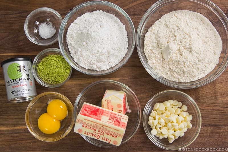 Please note that this recipe requires a chilling time of 2 hours. Gather all the ingredients. I highly encourage you to weigh your ingredients using a kitchen scale; click the “Metric“ button above to convert the measurements to metric. If you‘re using a cup measurement, please follow the method in my post How to Measure Flour: Fluff your flour with a spoon, sprinkle the flour into your measuring cup, and level it off. Otherwise, you may scoop more flour than you need.